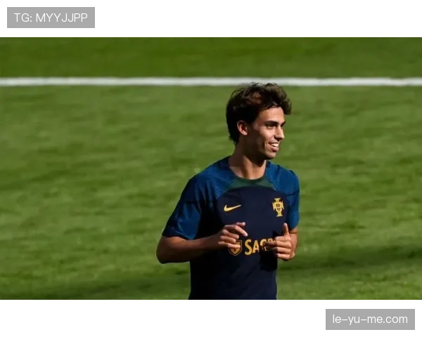 菲利克斯又在训练场边啃能量棒，这自律劲儿真不像24岁能有的